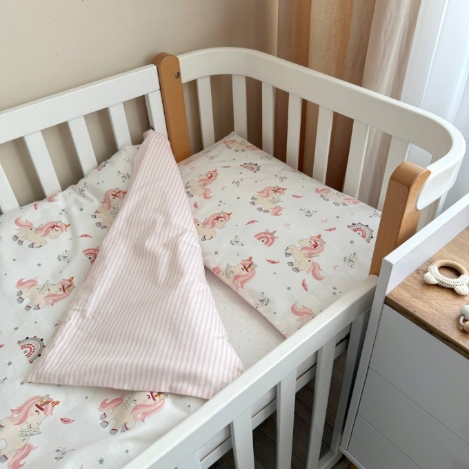 Set lenjerie de schimb pentru patut bebe 3 piese Unicorni roz (2)